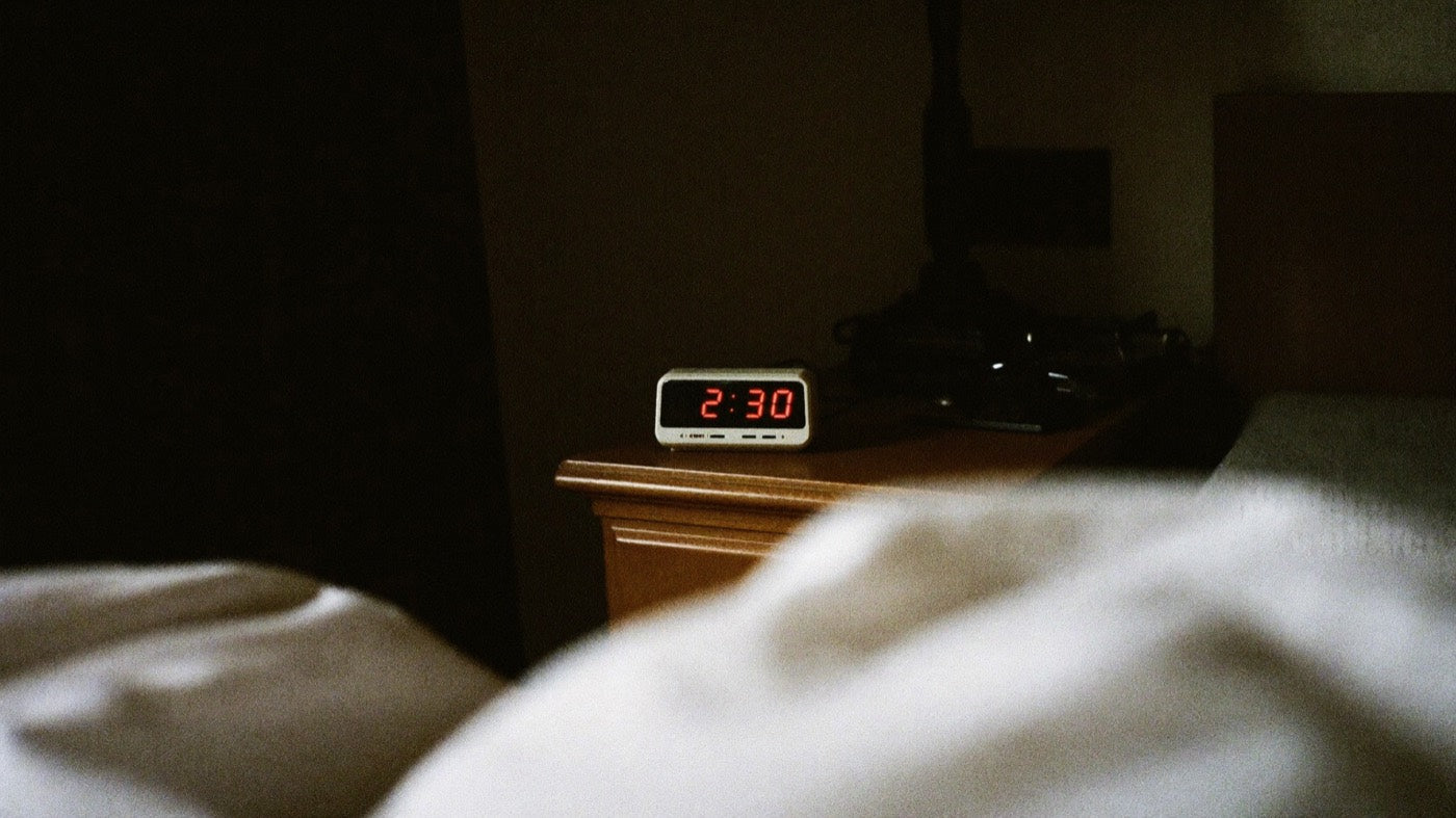 Un reloj encendido en un cuarto oscuro